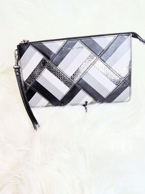 Michael Kors Marquerty Patchwork Daniela Large Leather Wristlet EUC